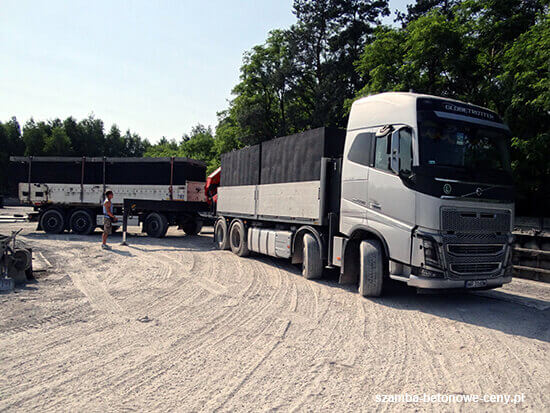 Transport szamba betonowego do Myszyniec z wykorzystaniem HDS